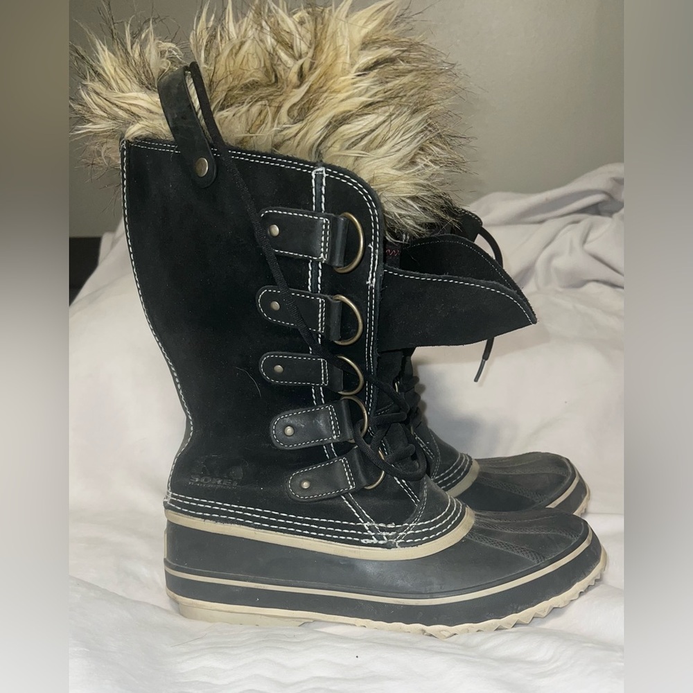 Black women’s Sorel snow boots women’s 
US size 10